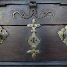 »Löwenschränkchen« Detail obere Tür (bis auf Scharnier – Tür & Beschläge eher nicht mehr Original)